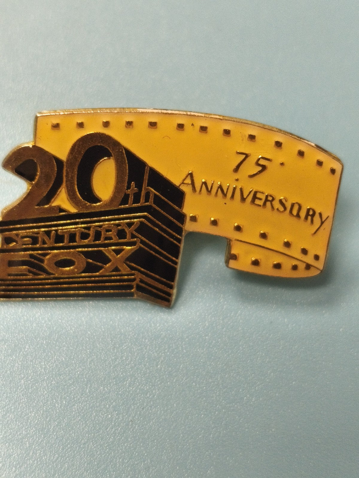 Vintage pin's 20th Century Fox 75th Anniversary jaune noir collection cinéma