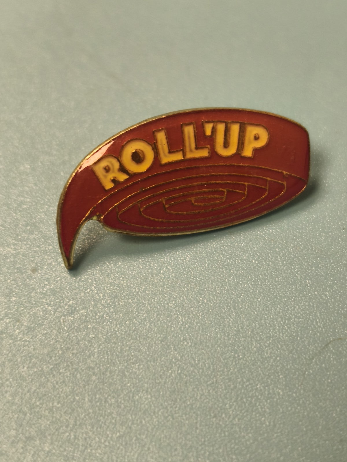 Vintage pin's Roll'Up rouge jaune collection badge rétro (Ref 5)