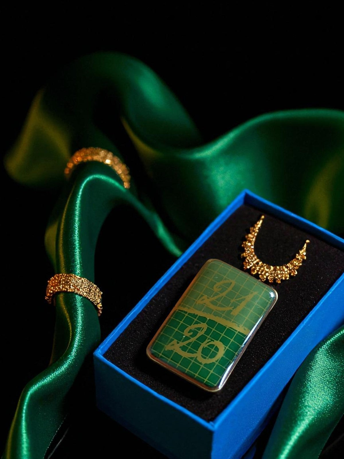 Pin's publicitaire vintage vert doré | Accessoire rétro rare années 90