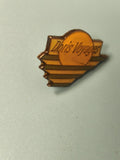 Vintage pin's Doris Voyages jaune logo soleil, collection tourisme (Ref 4)