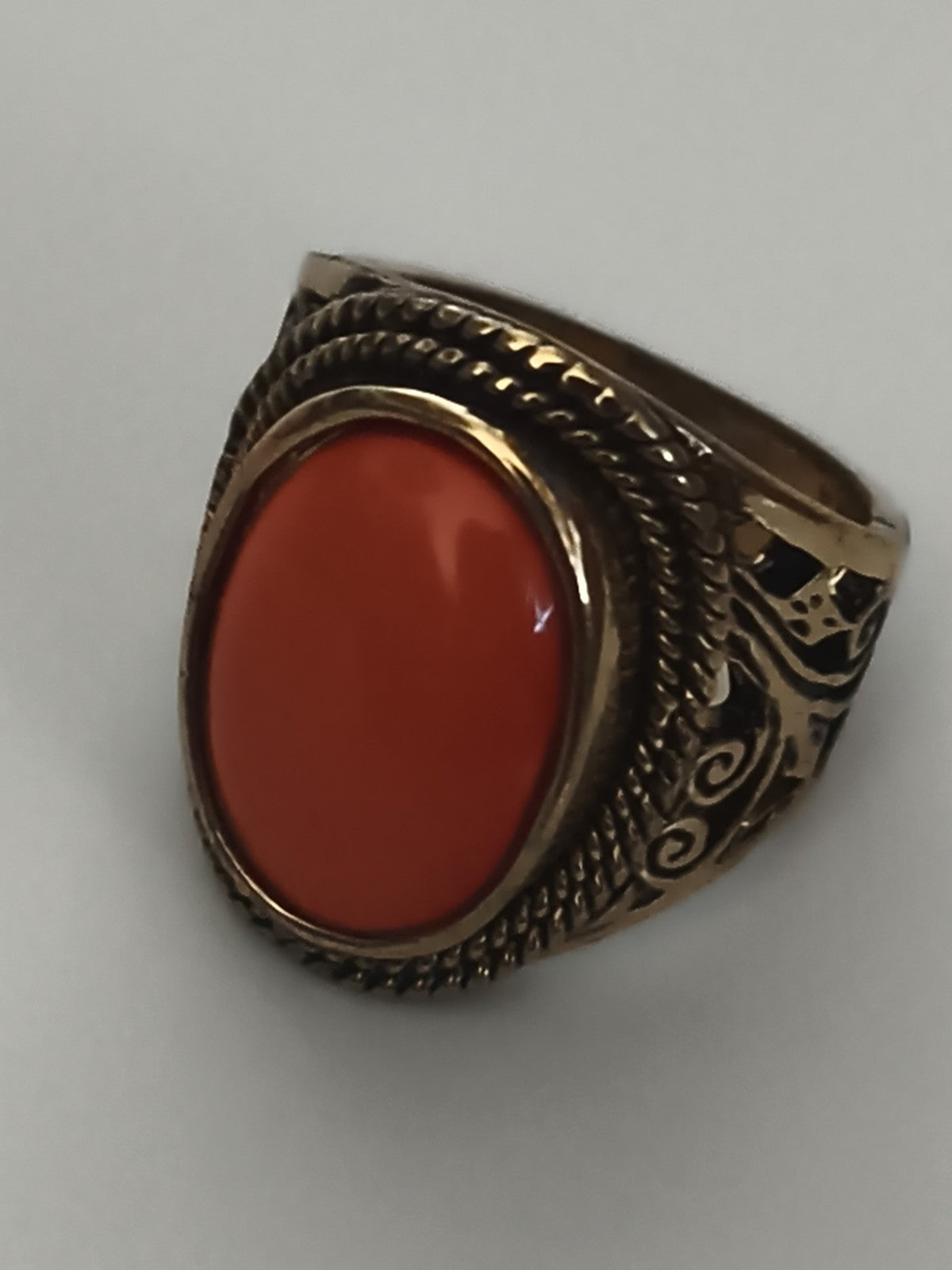 Bague vintage cabochon rouge style rétro taille 53, monture dorée décor gravé