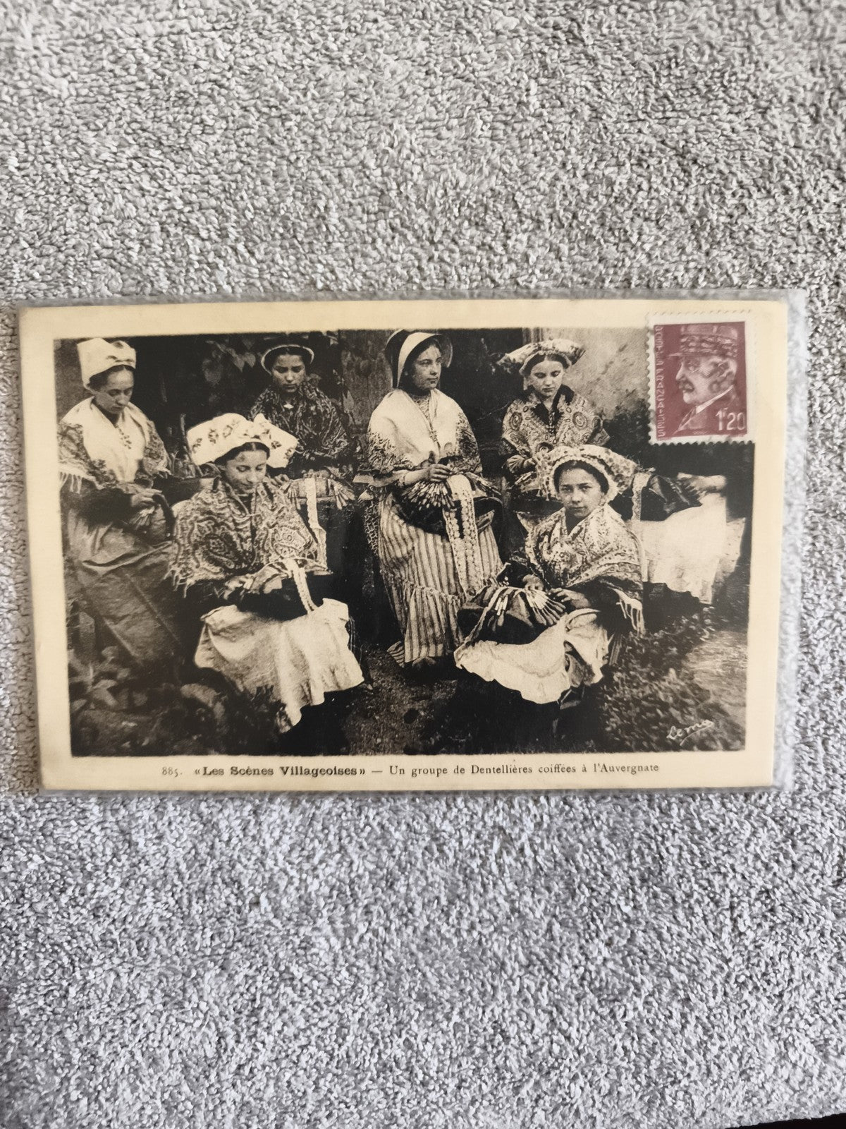 Carte postale ancienne dentellières Auvergne costumes traditionnels CPA