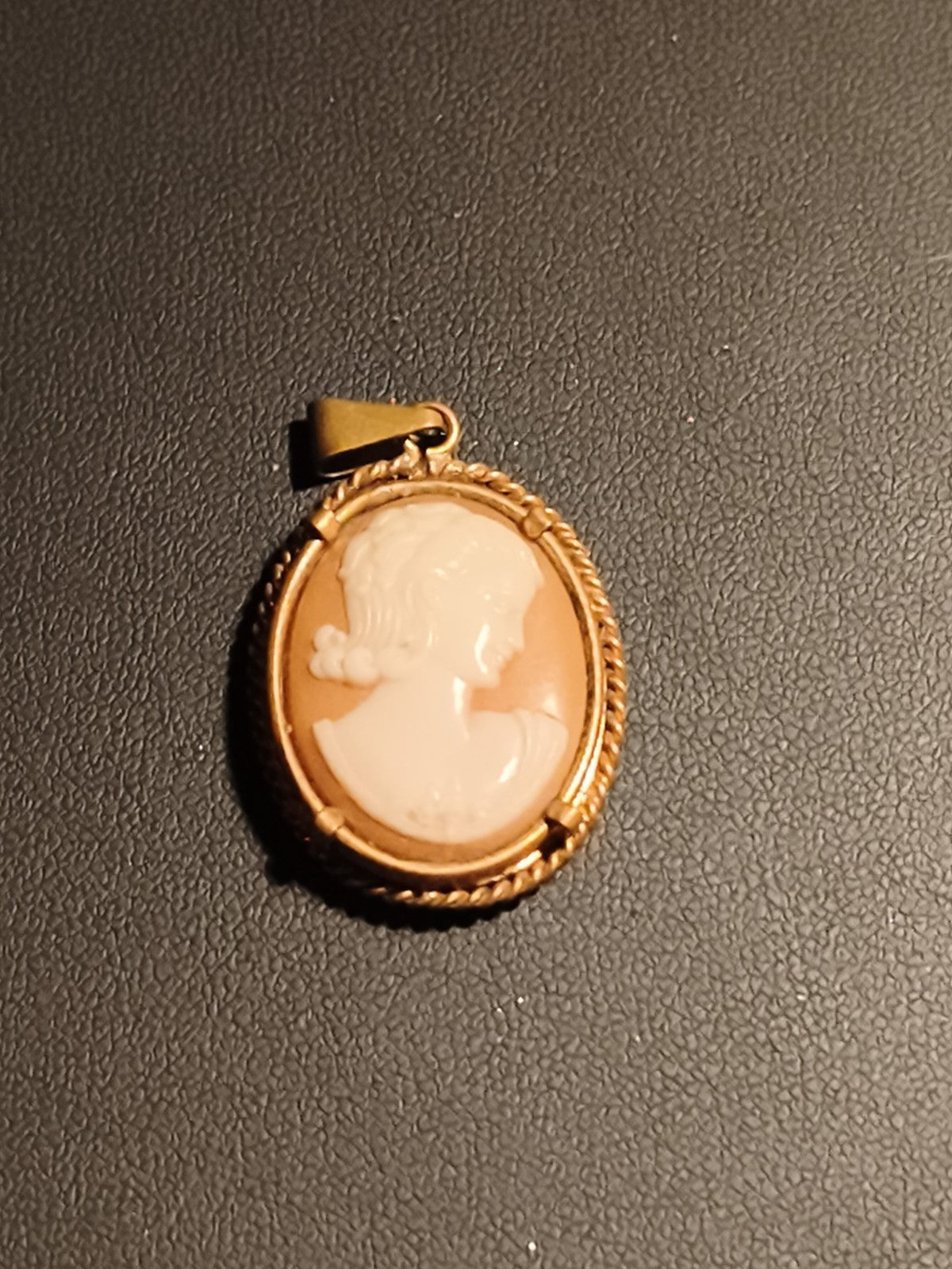 Pendentif camée vintage ovale femme profil monture dorée bijou fantaisie rétro