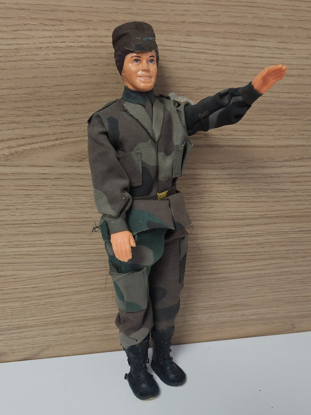 Figurine poupée militaire armée articulée d'occasion jouet soldat uniforme