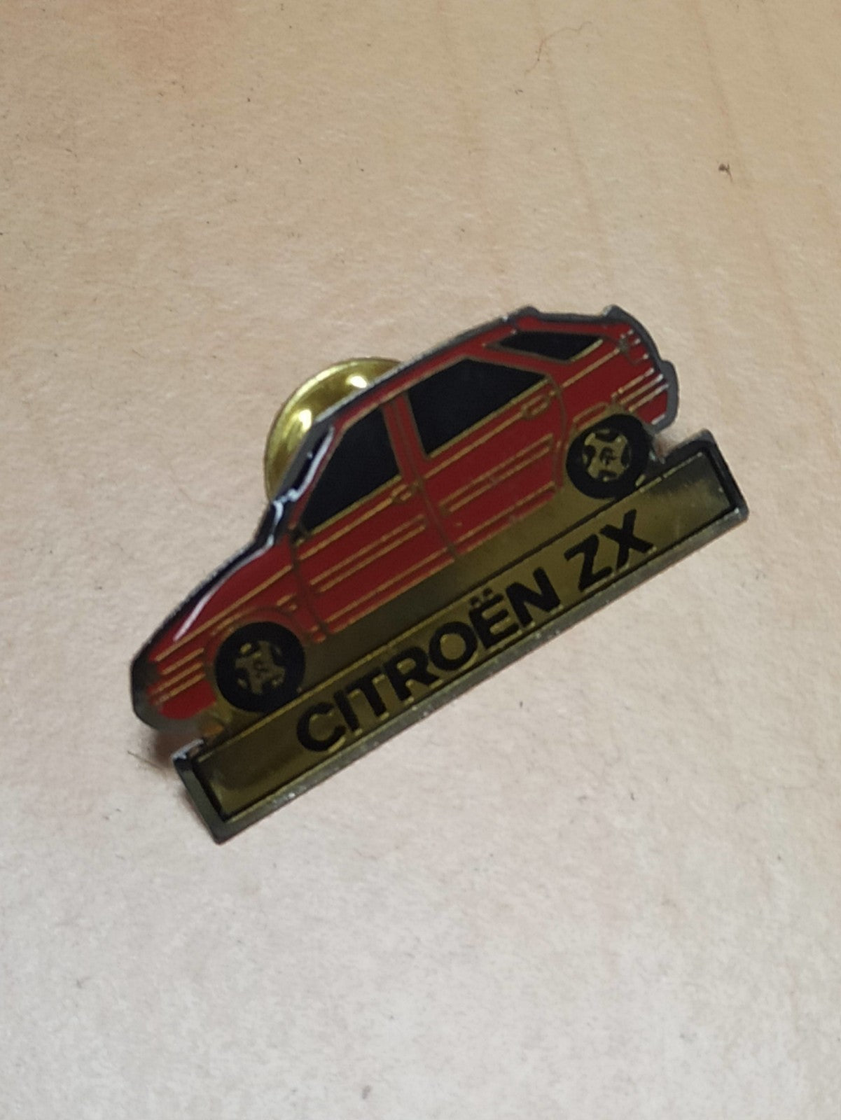 Pin's Citroën ZX rouge ancien badge rétro voiture vintage auto