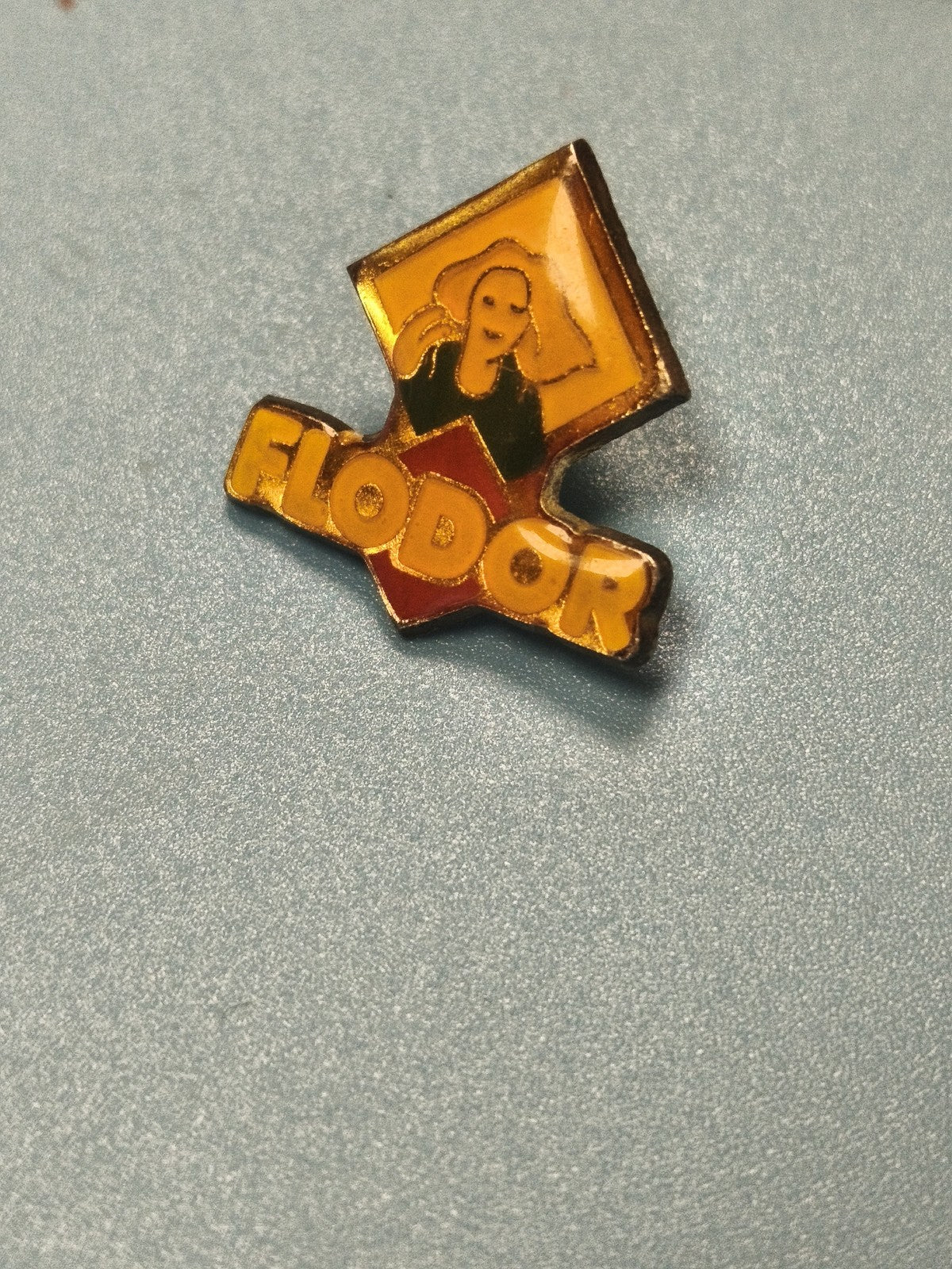 Vintage pin's Flodor publicitaire jaune logo femme collection années 80-90
