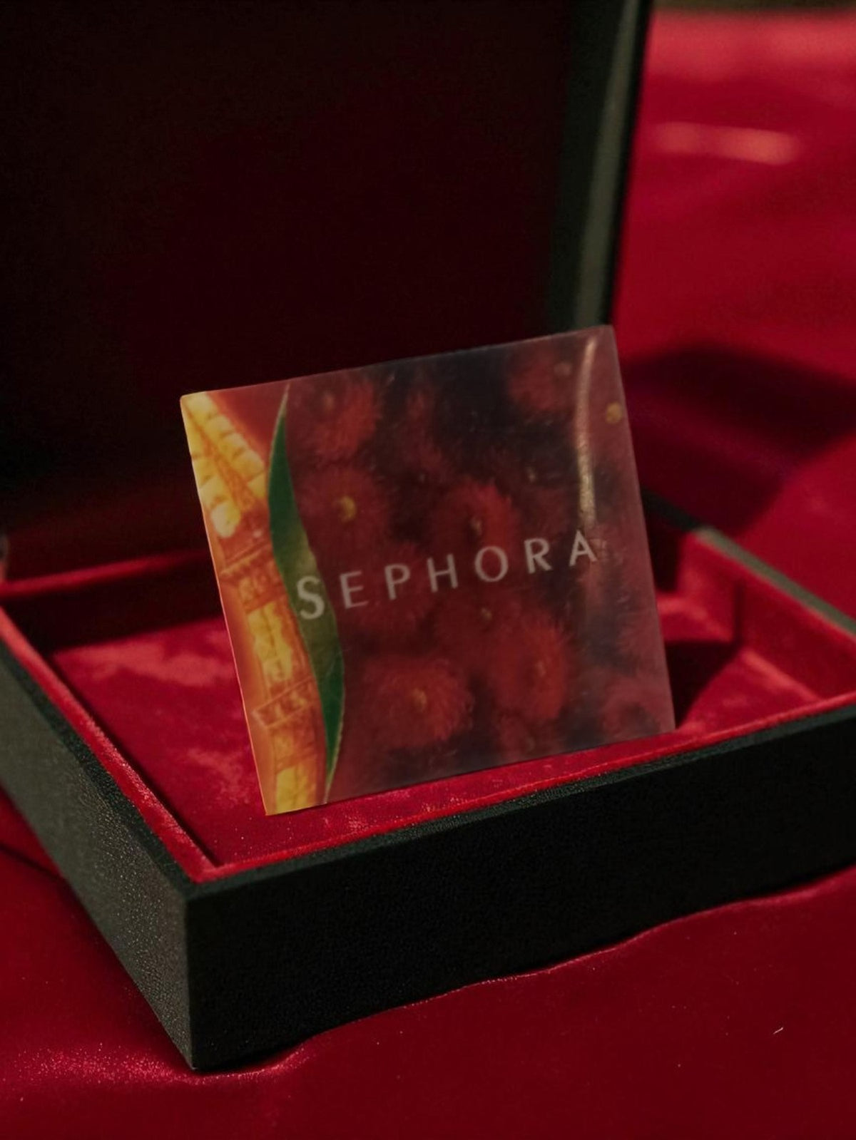 Seltener Vintage-Sephora-Werbeanstecker im quadratischen Format mit Retro-Blumendekor
