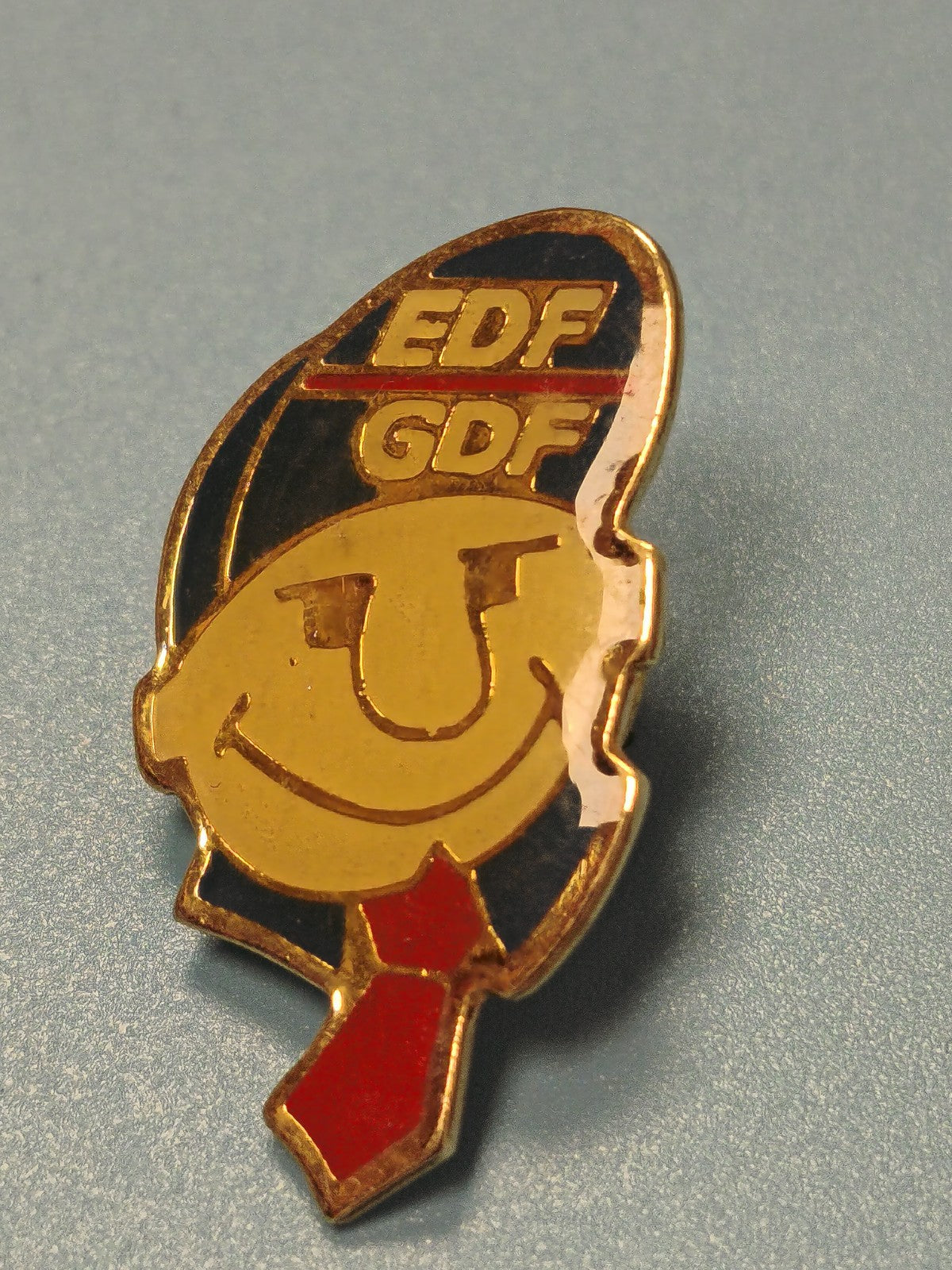 Vintage pin's EDF GDF logo visage sourire cravate rouge ancien collection