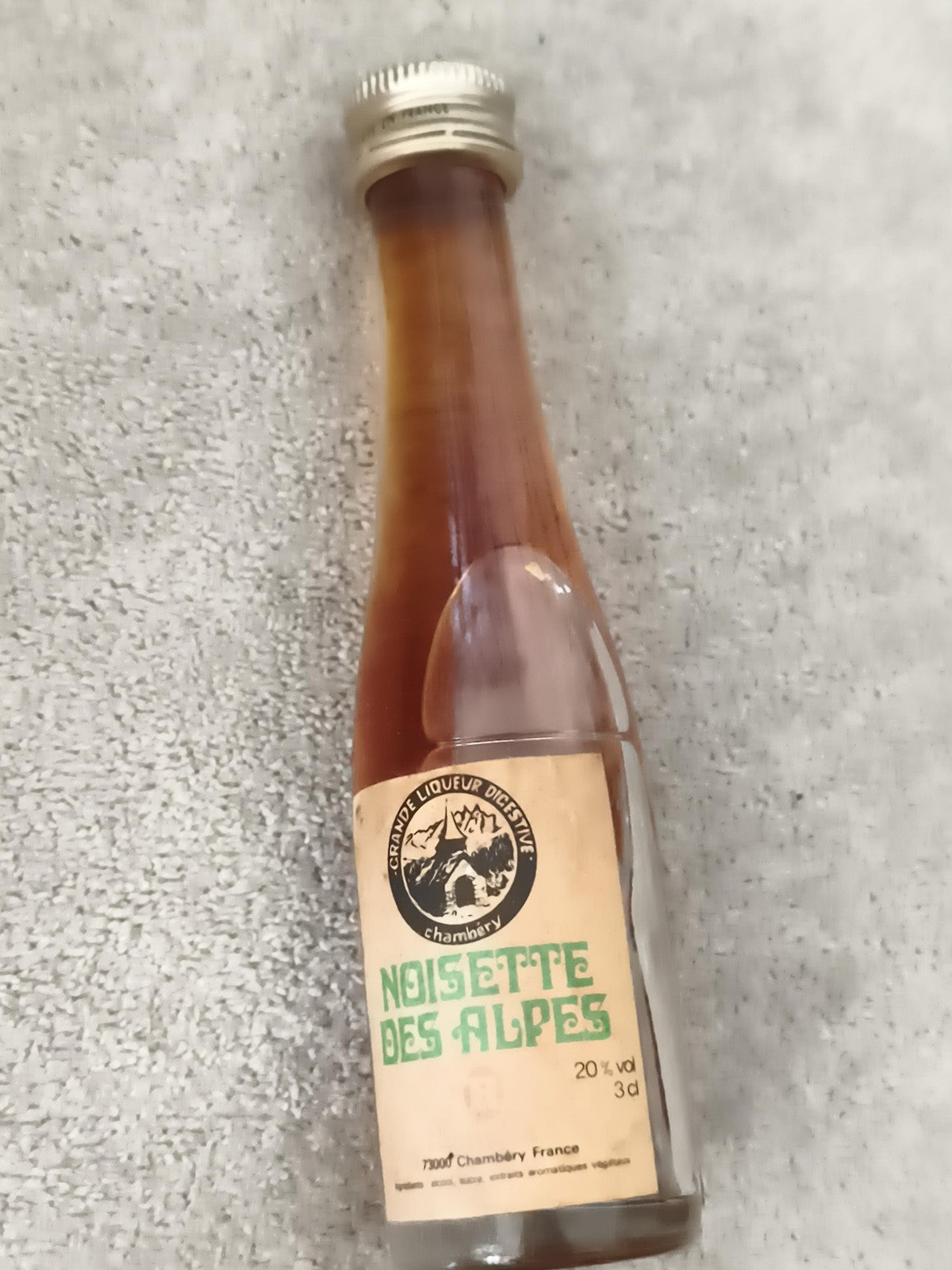 Mini-bouteille liqueur Noisette des Alpes Chambéry digestif partiellement rempli