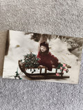 CPA Bonne Année enfant traîneau neige colorisée début XXe carte postale