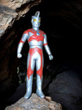 Figurine Ultraman Bandai vintage Japon, robot héros gris rouge rare