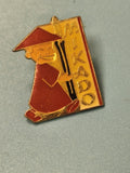 Vintage pin's Mikado émaillé personnage rouge jaune collection ancien badge