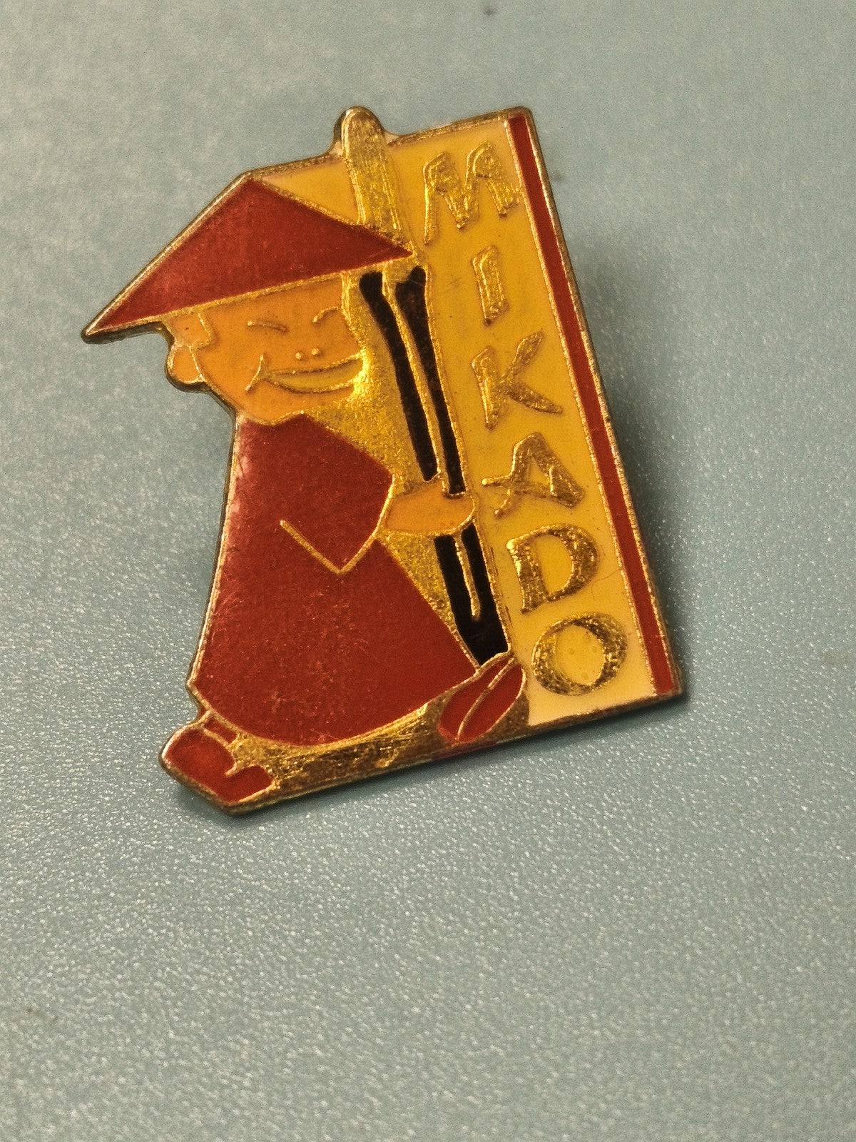 Vintage pin's Mikado émaillé personnage rouge jaune collection ancien badge