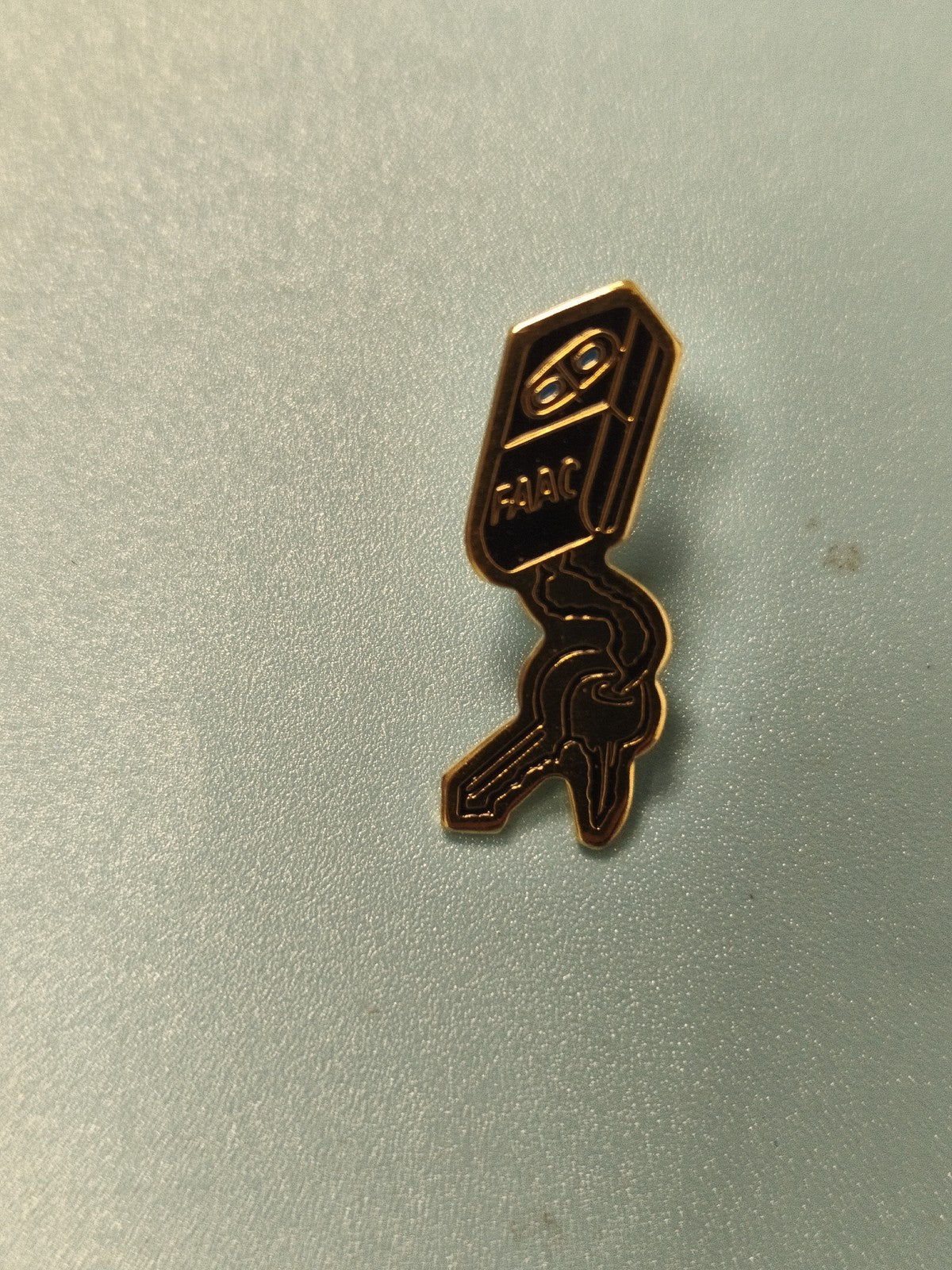 Pin's vintage FAAC forme télécommande et clés, objet publicitaire collection