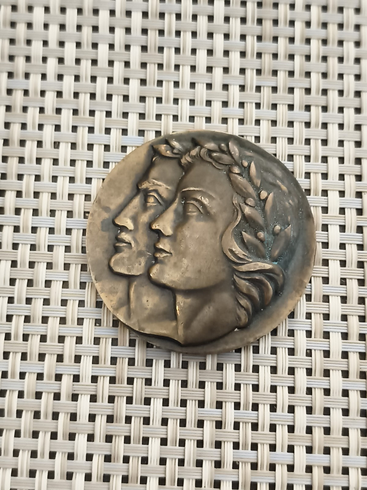 Médaille ancienne visage double profil laurier patine bronze art déco