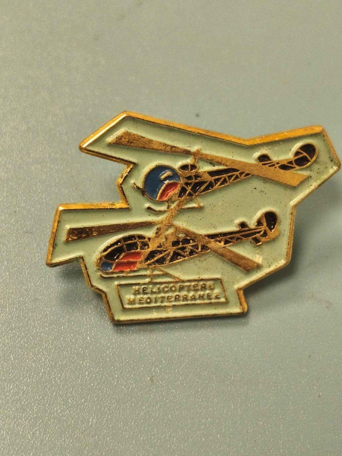 Vintage pin's Hélicoptères Méditerranée émaillé, aviation collection (Ref 6)