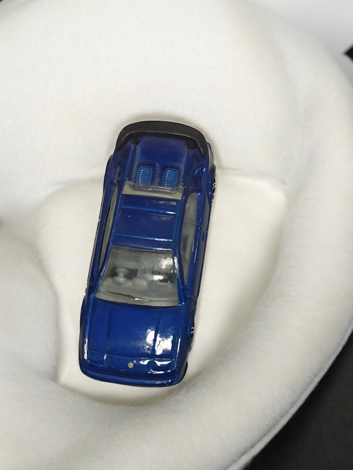 Voiture miniature vintage bleue, véhicule rétro ancien, modèle sport