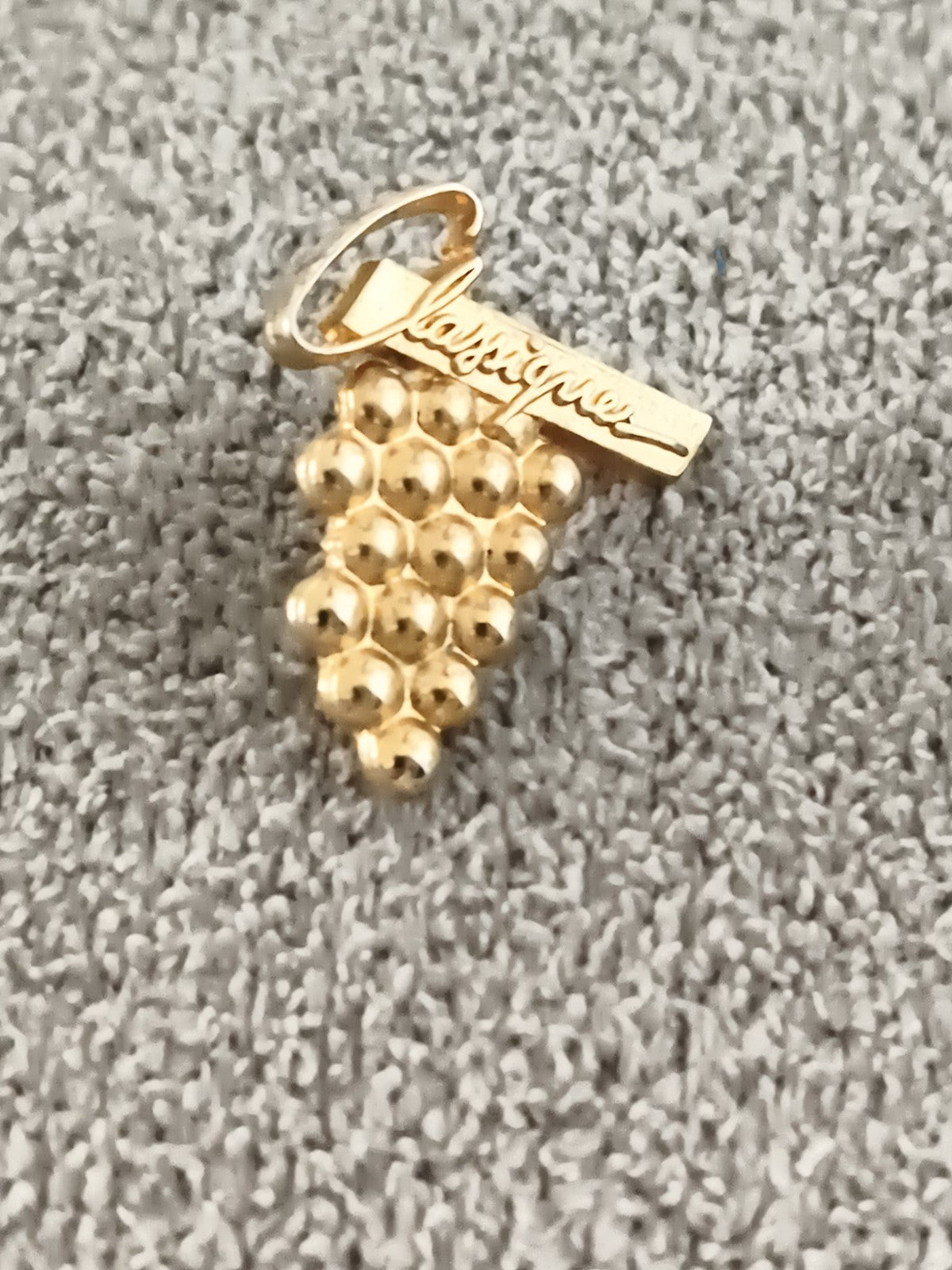 Pin's vintage grappe dorée "Classique" bijou rétro années 80 (Ref 7)