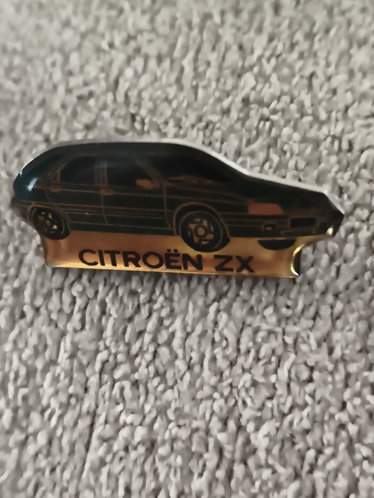 Pin's Citroën ZX vintage auto doré, badge ancien voiture (Ref 10)