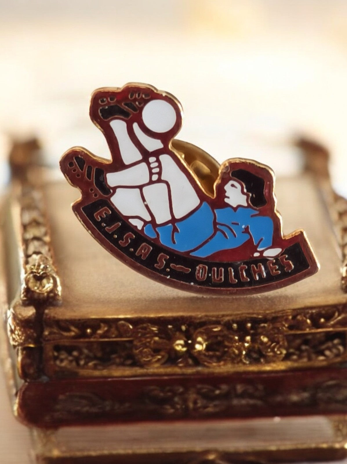 Pin's vintage football EJSAS Oulches – émaillé rétro, joueur acrobatie