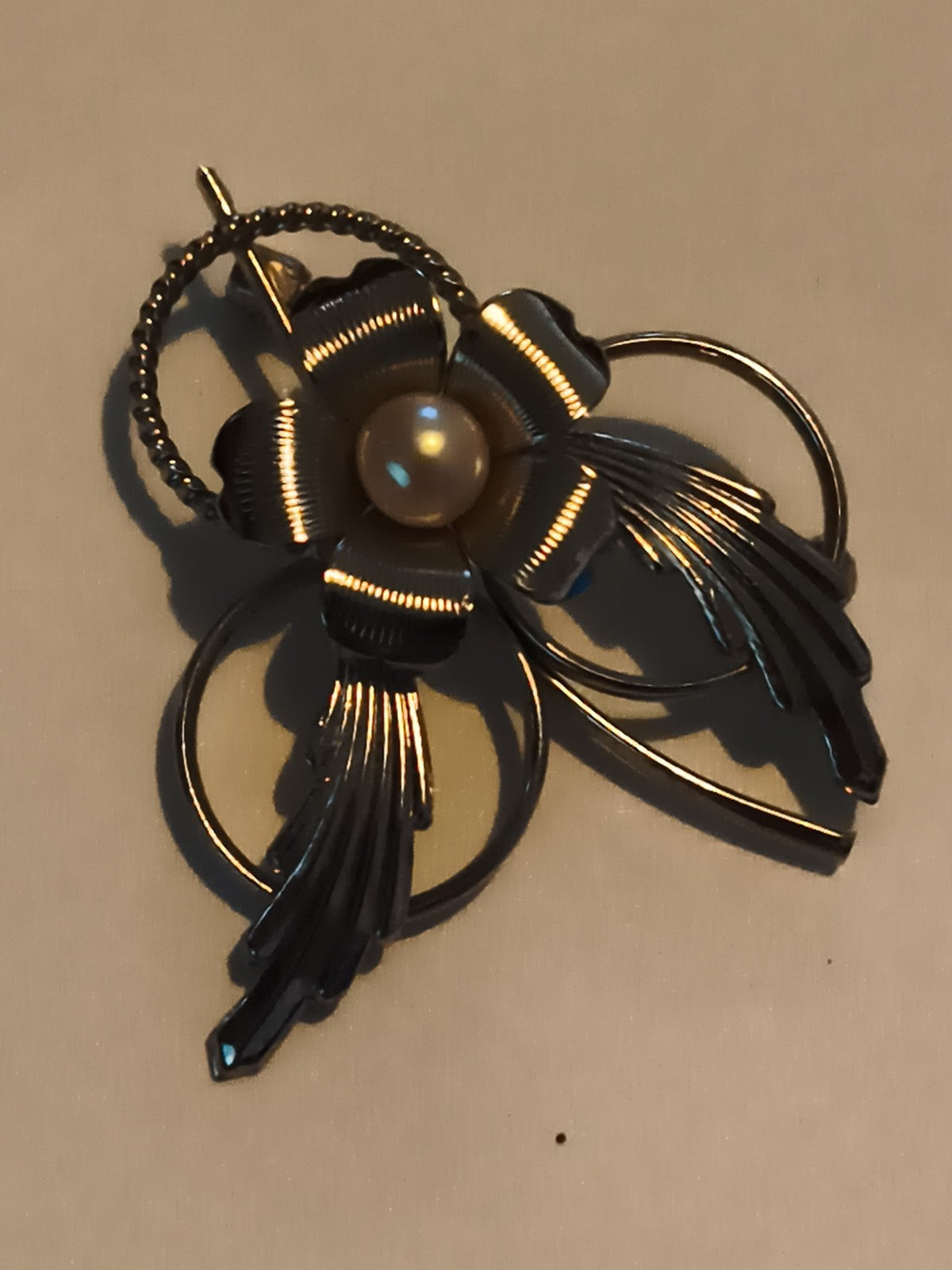 Broche vintage fleur, finition argentée, perle centrale, style rétro ancien