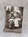 CPA enfantine Guerre 14-18 soldat photo ancienne illustration fleurie