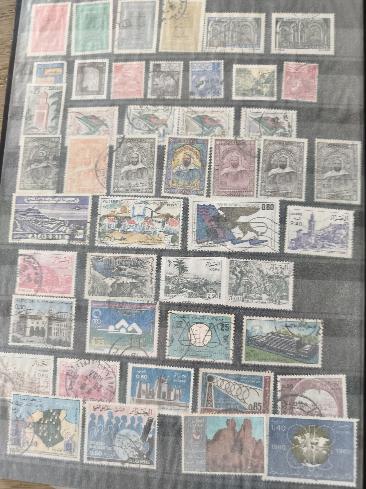 Lot de timbres Algérie d?occasion, thèmes variés, multiples couleurs, oblitérés