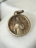 Médaille religieuse ancienne vintage ronde, saint(e) avec crosse et livre