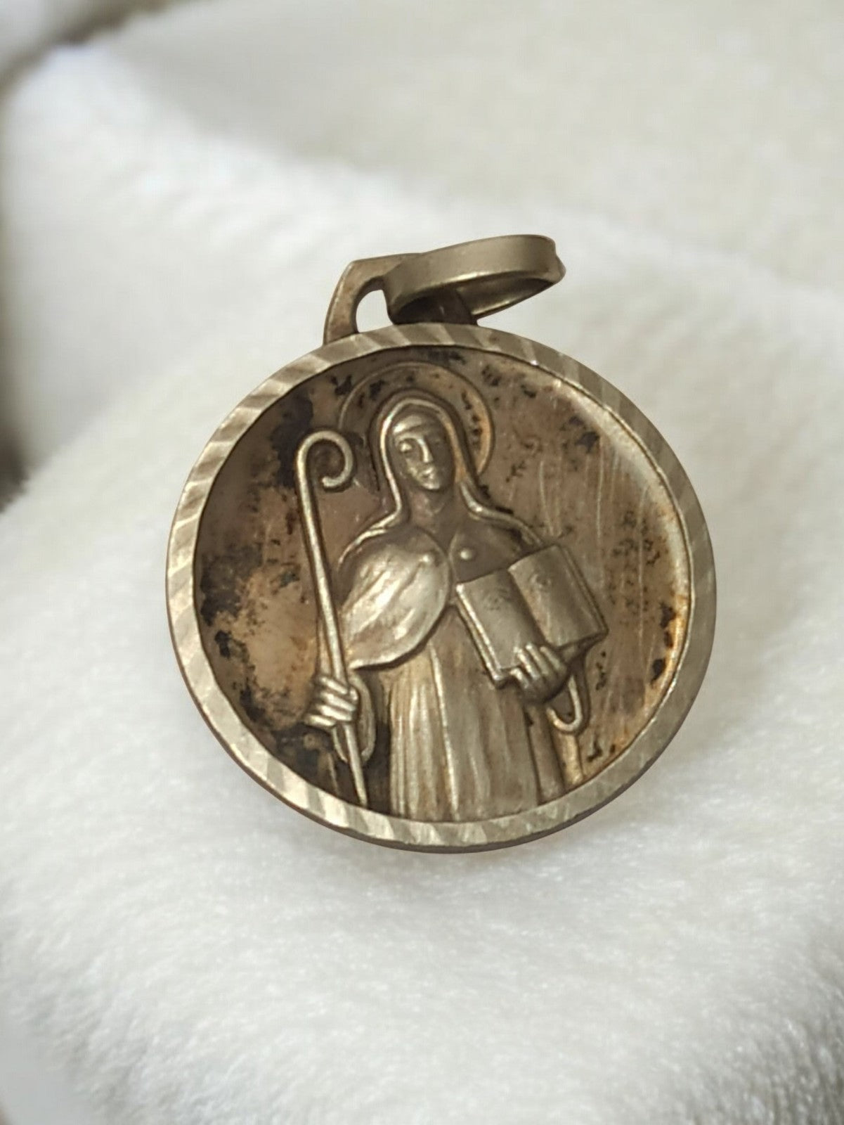 Médaille religieuse ancienne vintage ronde, saint(e) avec crosse et livre