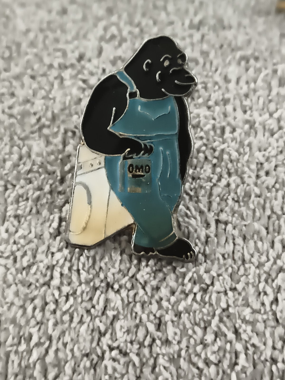Pin's vintage OMO gorille bleu publicitaire lessive années 90 badge émaillé (Ref