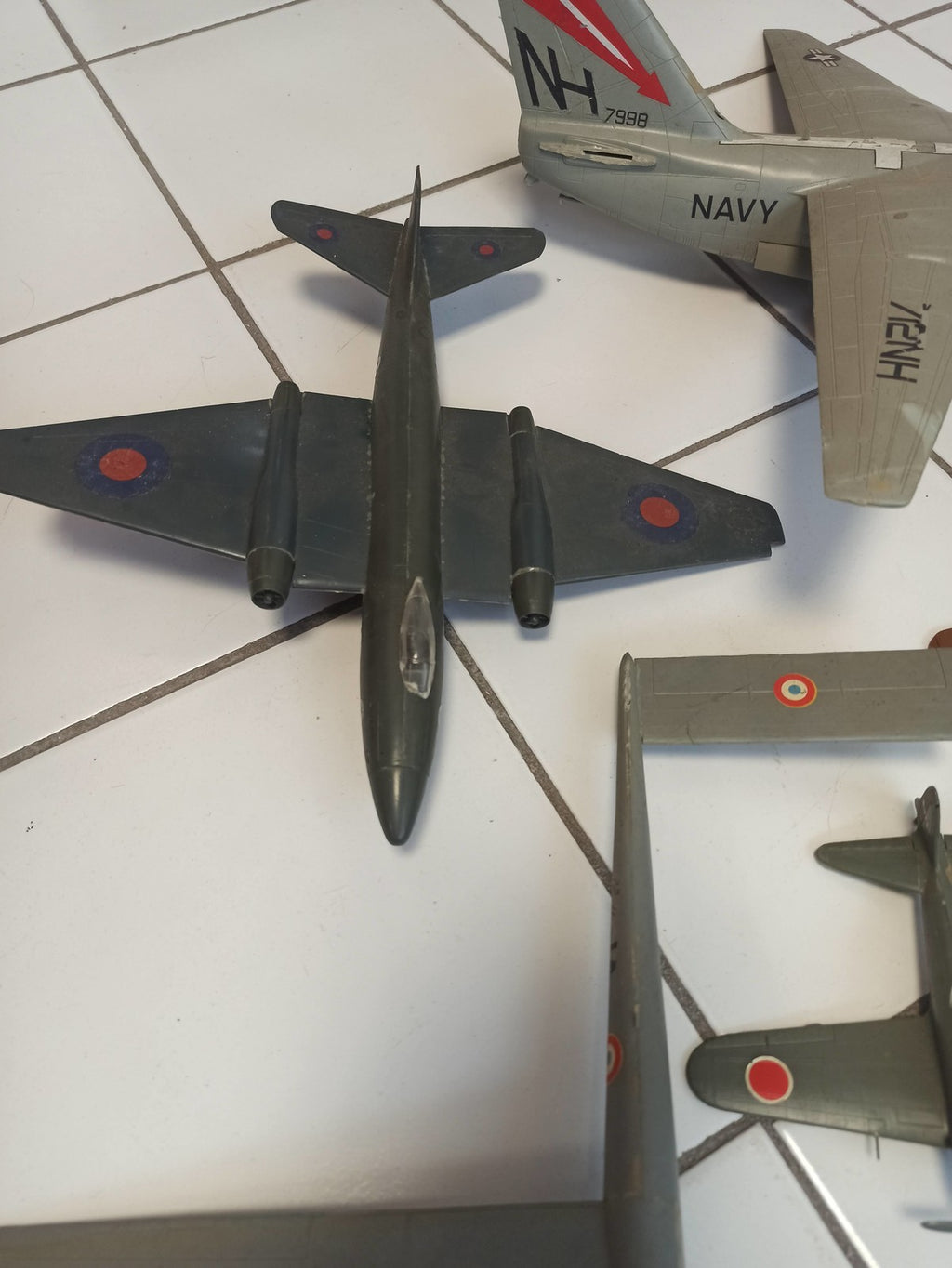 Lot maquettes avions vintage anciens, divers modèles militaires, à restaurer
