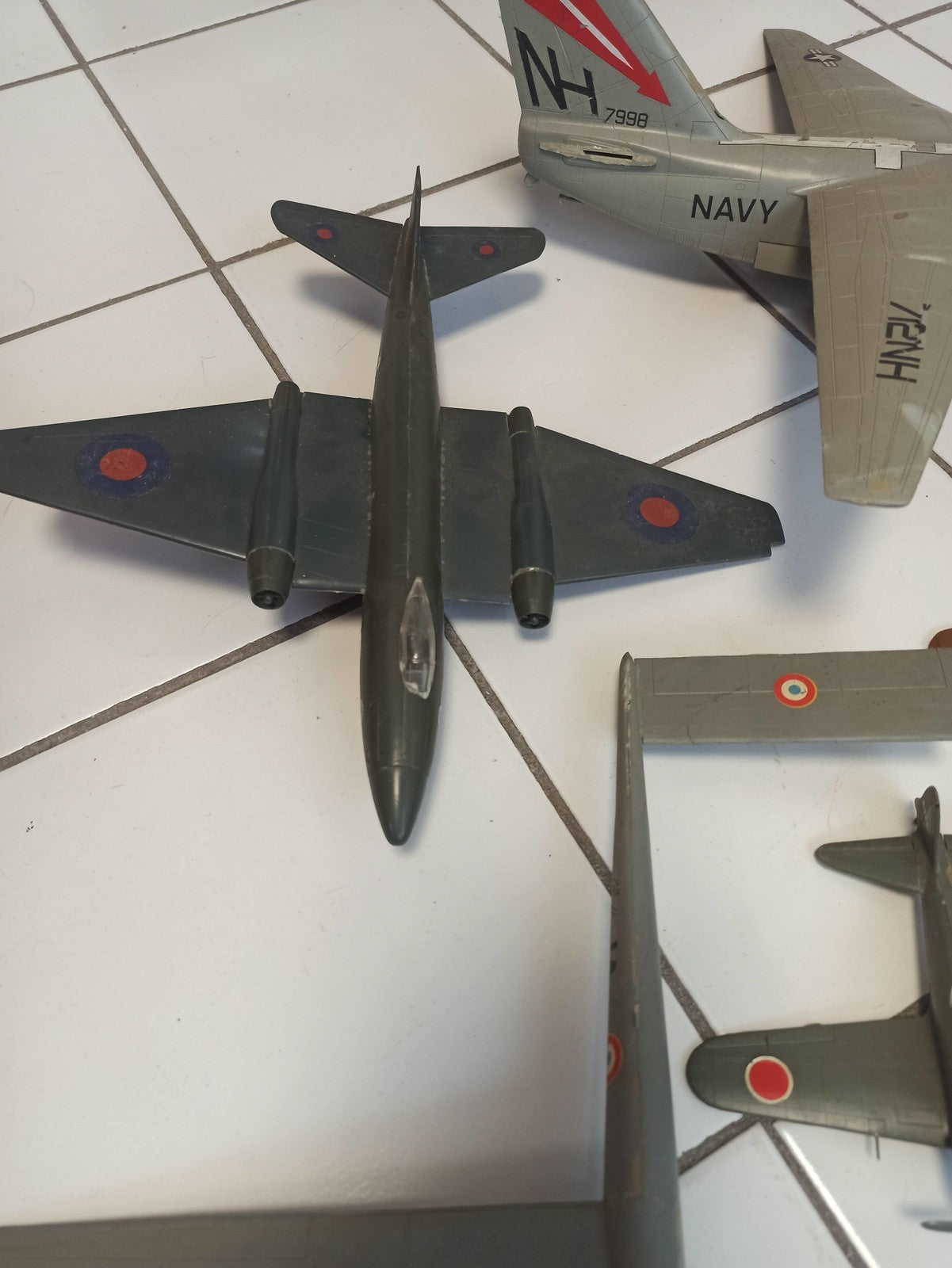 Lot maquettes avions vintage anciens, divers modèles militaires, à restaurer