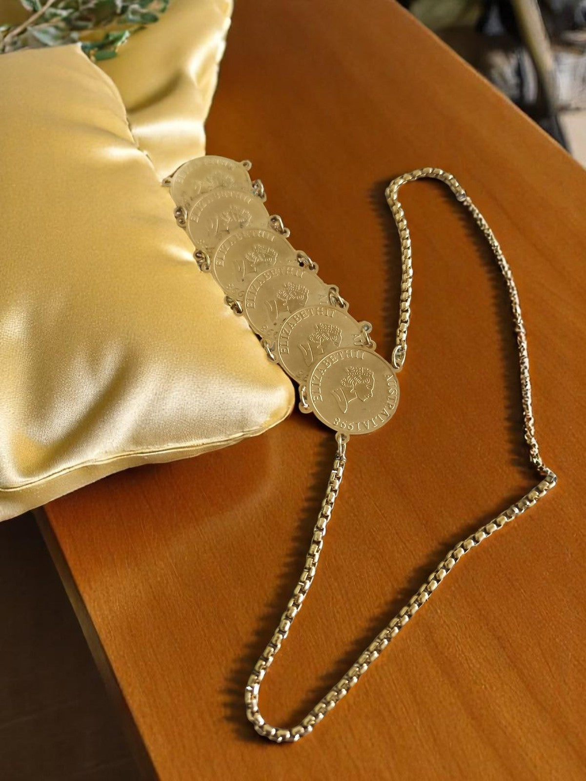 Collier vintage médaillons Elizabeth II fantaisie doré à restaurer rétro