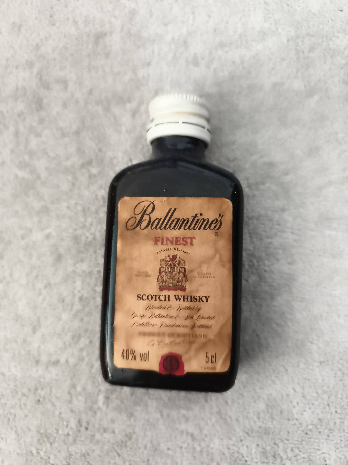 Miniature whisky Ballantine's Finest 5cl partiellement remplie 40% vol