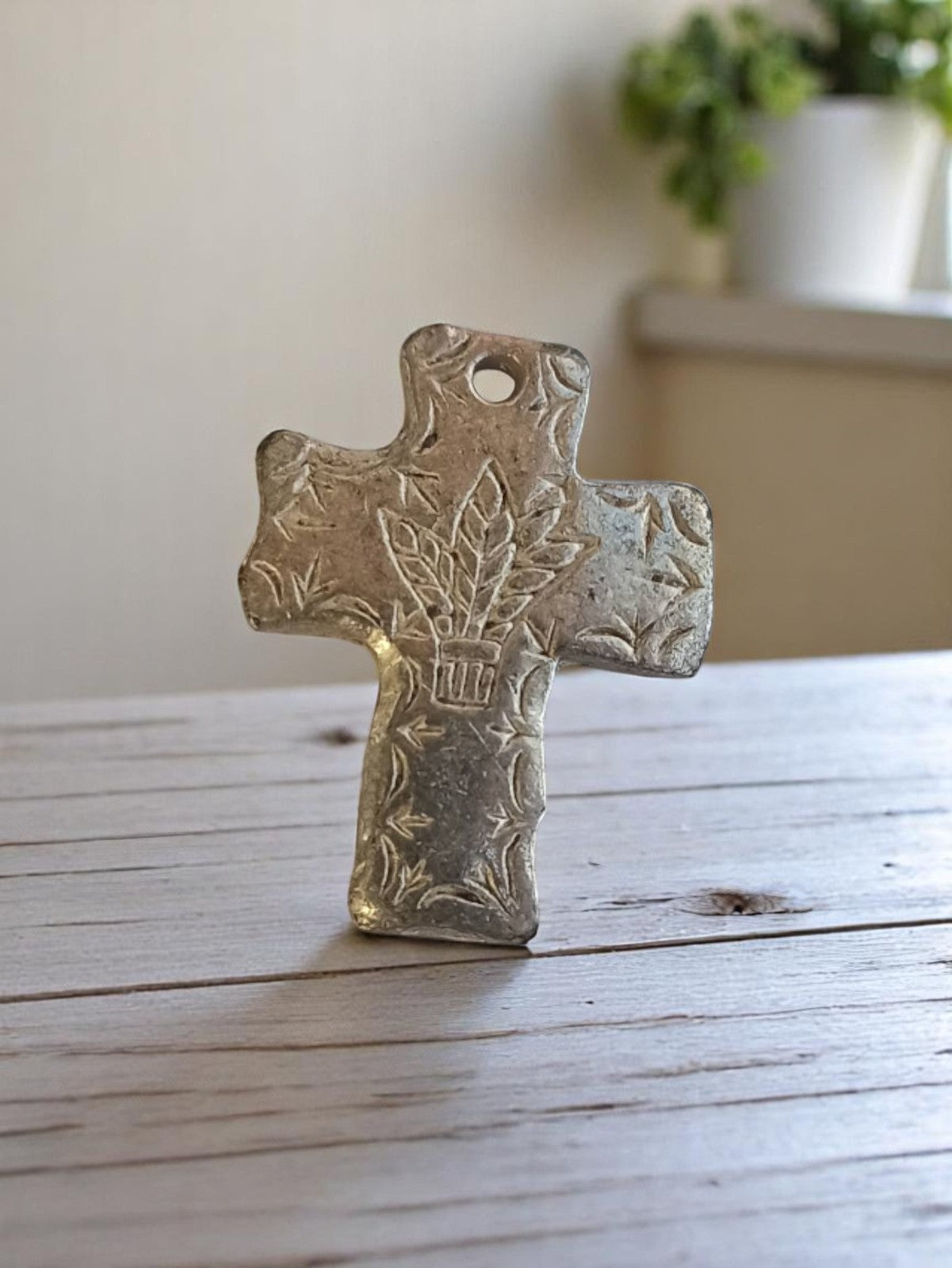 Pendentif croix vintage métal gravé années 50 motif feuillage rétro