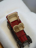 Voiture miniature ancienne rouge, style rétro, véhicule vintage, rare occasion