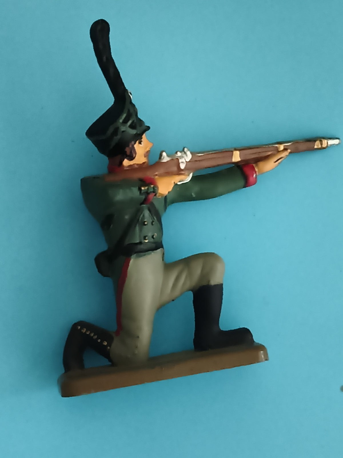 Figurine soldat plomb ancien tirailleur uniforme vert fusil décor vintage