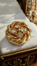 Broche vintage dorée avec strass, motif floral élégant, bijou ancien