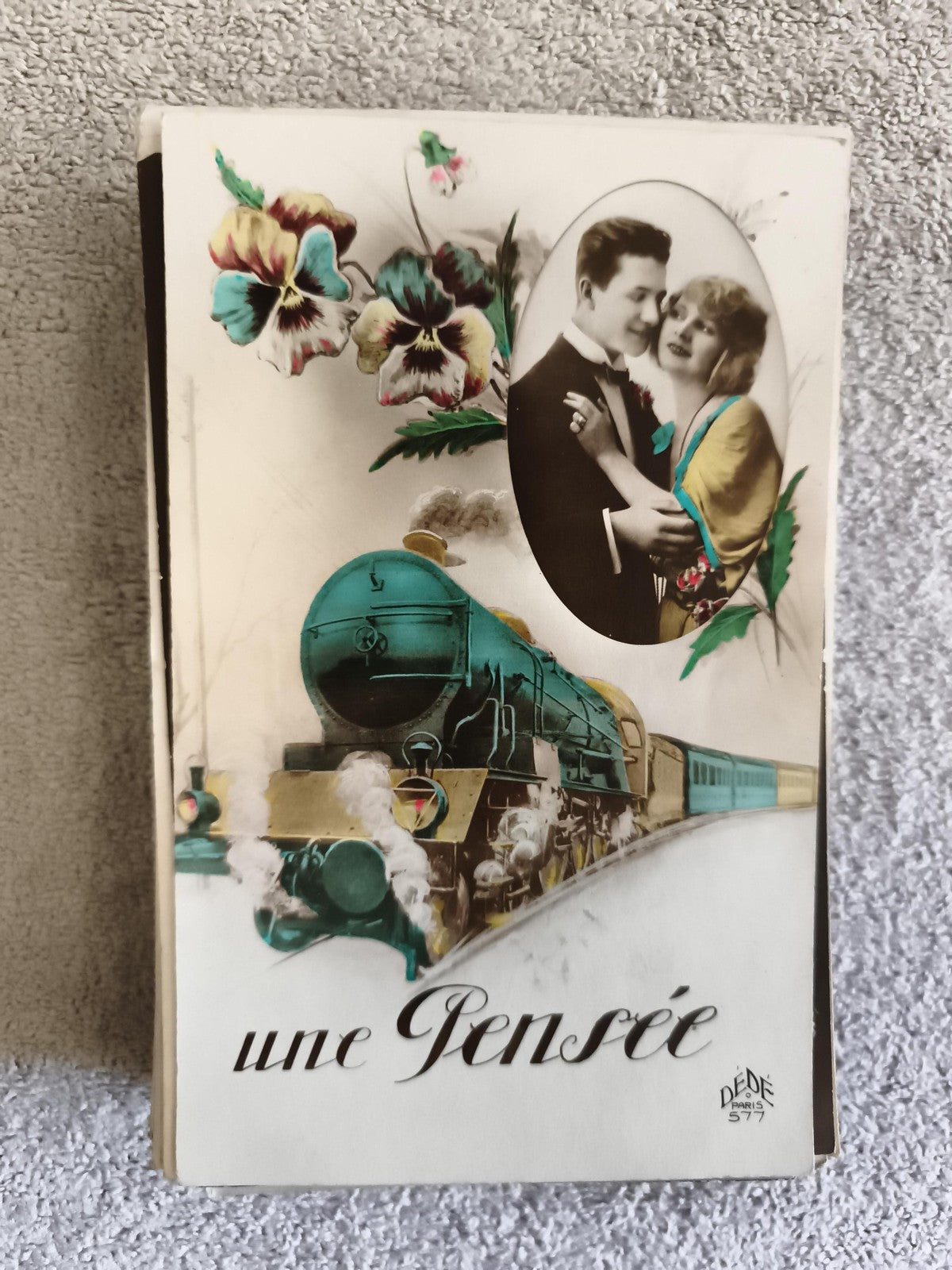 CPA train vapeur DéDé Paris 577 locomotive fleurs pensée couple rétro