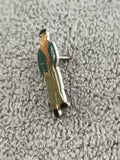 Pin's vintage figuratif homme béret veste verte émaillé ancien rétro (Ref 9)