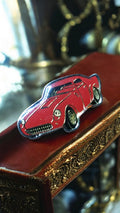 Pin's voiture rouge vintage, badge auto ancien, manque attache, finition émaillé