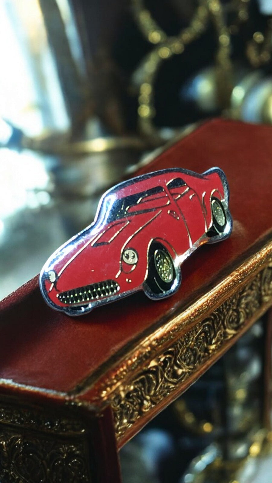 Pin's voiture rouge vintage, badge auto ancien, manque attache, finition émaillé