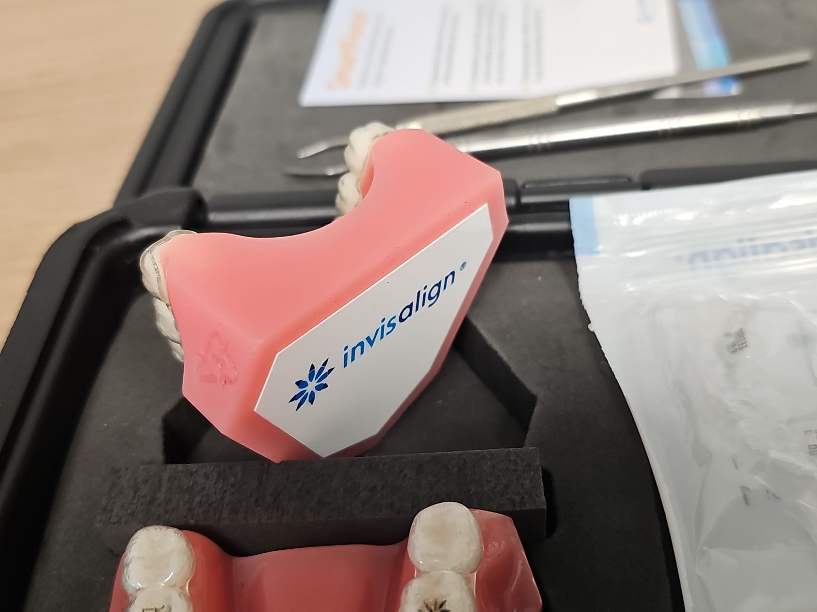 Kit orthodontique Invisalign avec gouttières, modèle dentaire et instruments