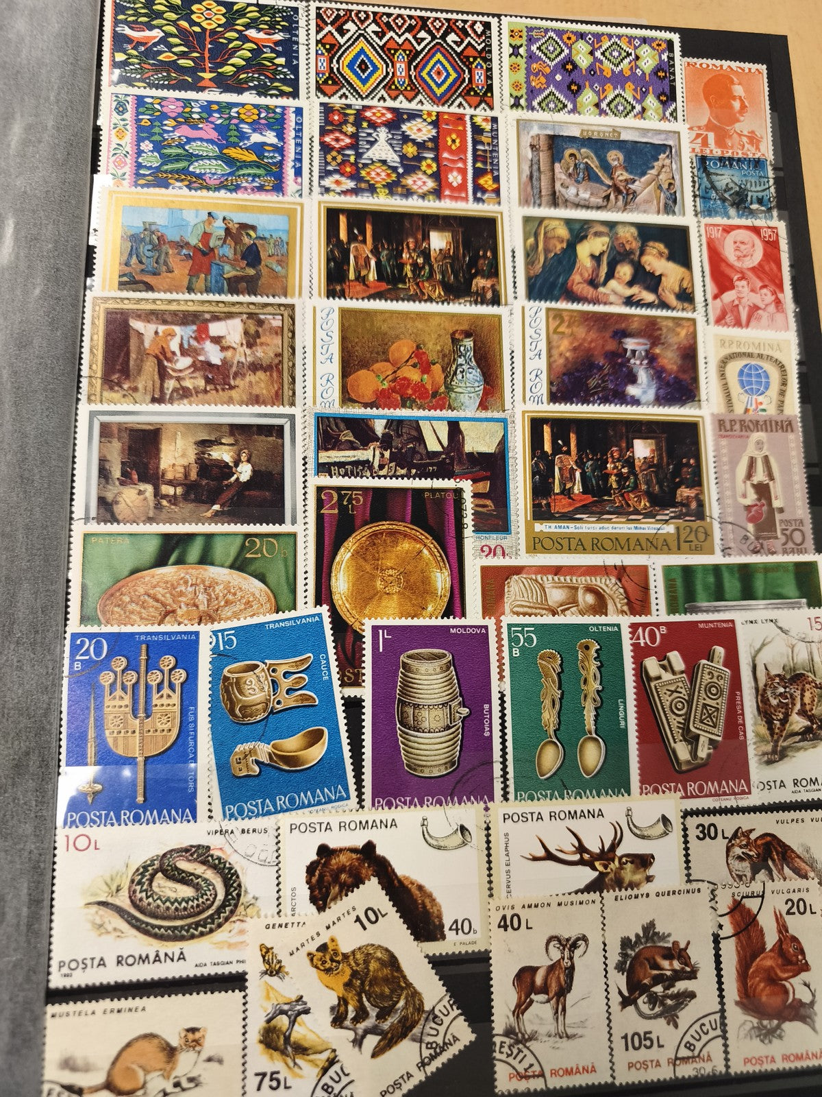 Lot de timbres Roumanie motifs animaux, arts, objets traditionnels, multicolores