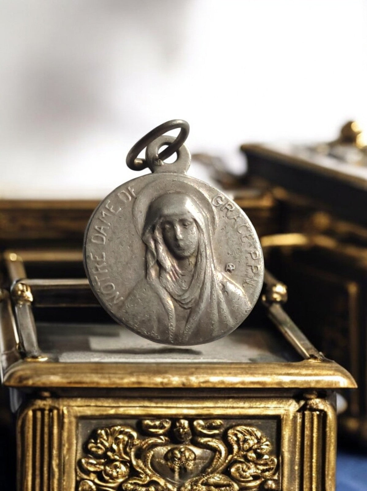 Médaille religieuse vintage Notre Dame de Grâce aspect argenté