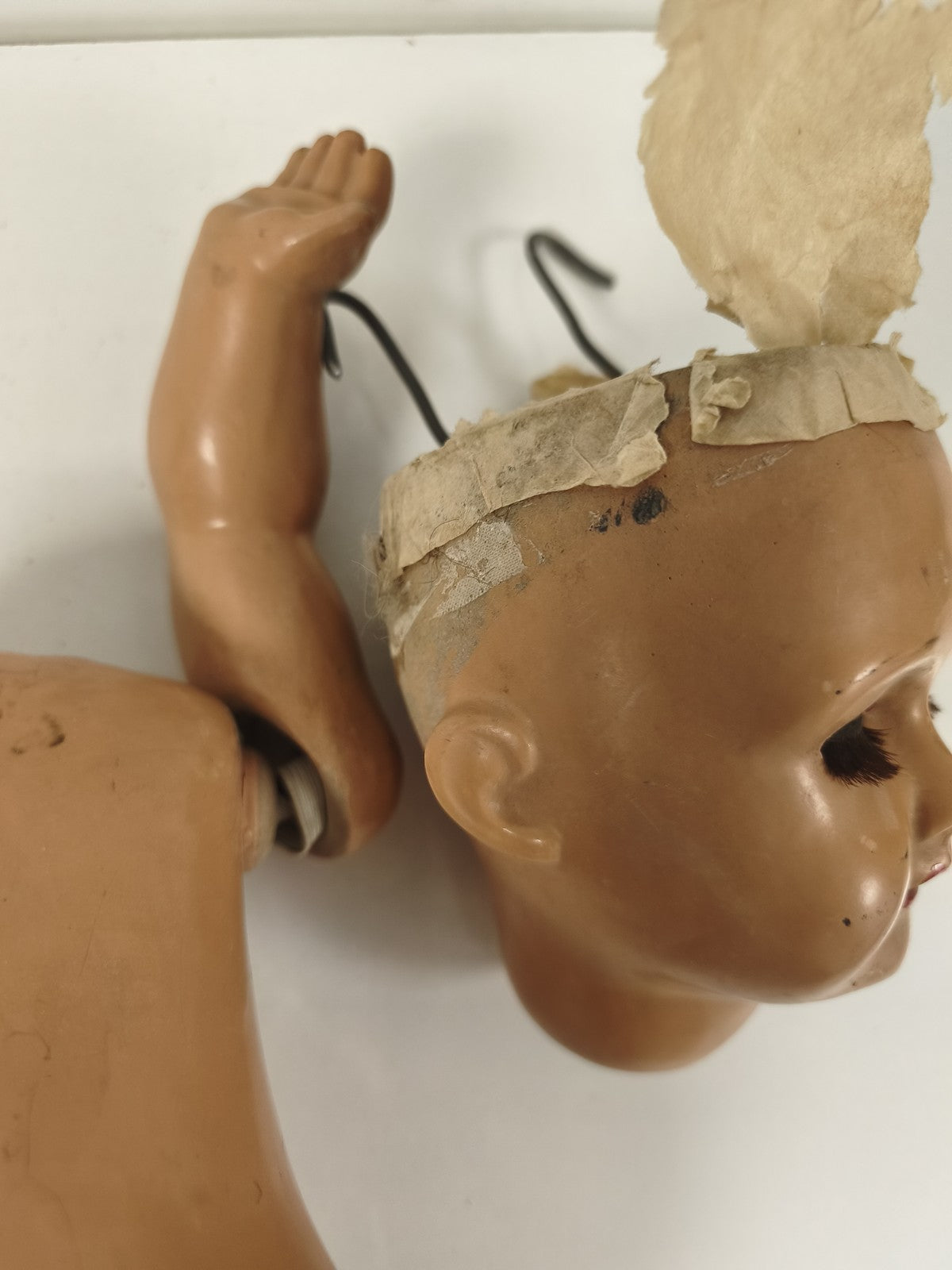 Grande poupée articulée ancienne, matière moulée, fin XIXe-début XXe