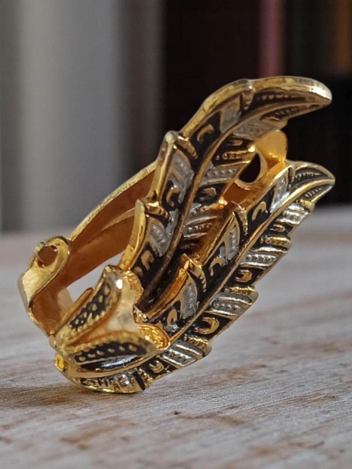 Vintage-Clip-Ohrring goldfarbene Feder schwarz Metall goldfarben retro