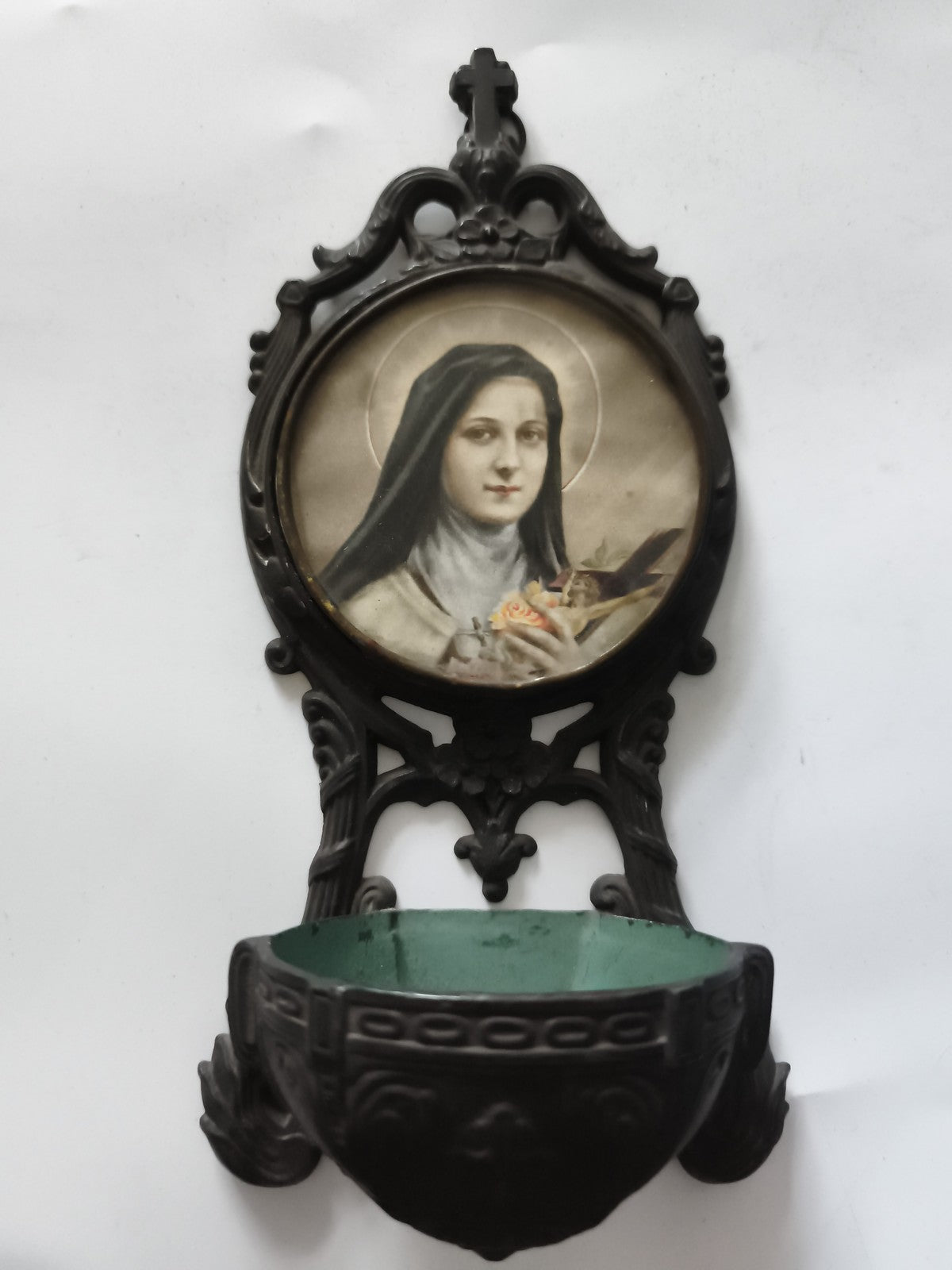 Bénitier mural ancien Sainte Thérèse de Lisieux métal noir style religieux