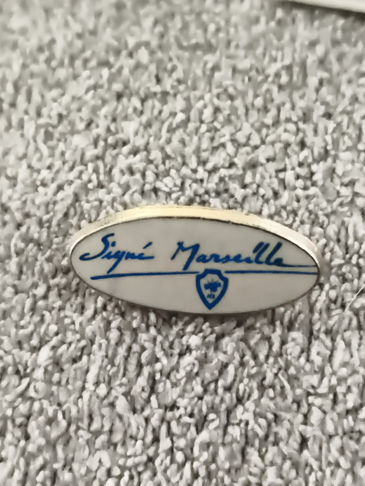 Pin's vintage Signé Marseille blanc bleu ovale badge rétro (Ref 7)