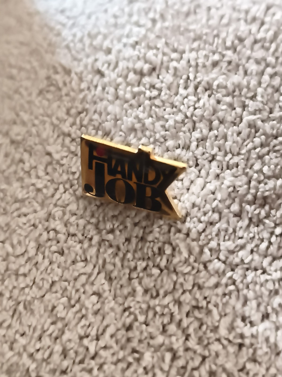 Pin's vintage HANDY JOB doré lettrage noir badge ancien (Ref 6)